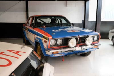 1979年サザンクロスラリーで優勝したグループ2仕様の日産「スタンザ」が鎮座する。手前にチラリと見えるのは、1982年のニュージーランドラリーでワルデガルドのドライブによりトヨタにWRC2勝目をもたらしたトヨタ「セリカ2000GT」