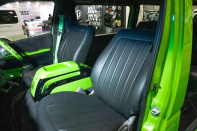 トヨタ ハイエース：ヘッドレス仕様のDRスタイルのシートカバーが装着されている