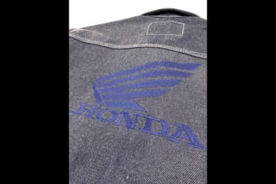 背面に大きく刺繍されたホンダのウイングマーク。ホンダファンであることを堂々と主張できるデザインだ