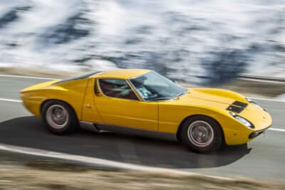 ランボルギーニ ミウラ：新車同様のミウラSVで完全封鎖された峠を全開走行。コーナーをクリアするたび、自身の経験値が高まっていく