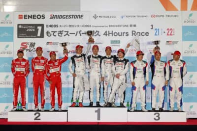 スーパー耐久2026開幕戦もてぎ、Race.1の表彰台。優勝した#31 DENSO LEXUS RC F GT3のドライバーたちが中央に立ち、トロフィーを掲げる