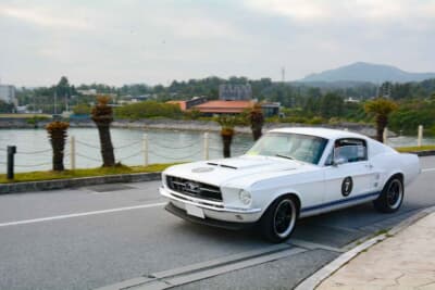こちらも「ハイアットリージェンシー瀬良垣アイランド沖縄」の仮スタートポイントへと向かう、1967年式フォード マスタング ファストバックである