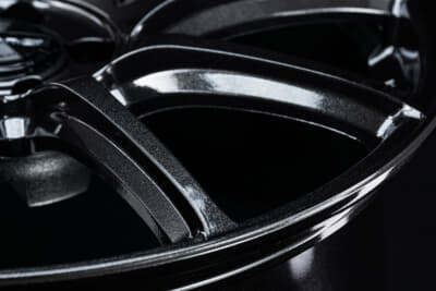 RAYS gram LIGHTS 57TR：57トランセンドをベースに開発された57TRのスポークデザインは、三角形の断面形状を採用したデルタセクションスポークを採用。応力分散にも優れ軽さと強さを両立