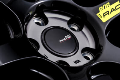 MID RACING R06：リムはポリッシュ加工を施し、センター部を除くスポーク部分はグロスブラックで塗装。そして全体にブラッククリアを吹き、他にはない立体感を楽しむことができる