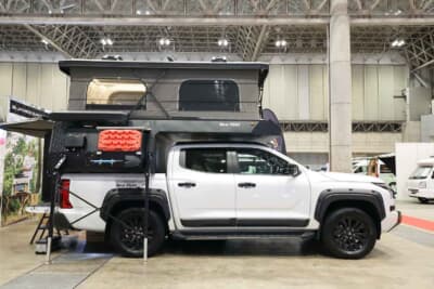 三菱 トライトン：収納時はシャープなスタイルだが、ポップアップルーフテントを開くと、大人が立って移動できるほどの巨大な空間が出現する