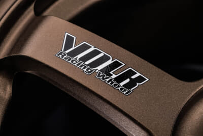 TE37 SAGA S-plus 30th：ステッカー仕様は、初代TE37のオリジナル感をより強く感じられるあしらいに。レジェンドモデルの原点を現代のGT-Rと合わせたいならこちらが狙い目だ。本体カラーは2色で、ブロンズ色にはブラック、ホワイト色にはブルーのステッカーが同梱される。つまりあえてのステッカーレスという選択肢もとれる。付属されるカーボン調ステッカーとのコンビ使いなど好みで遊べるのも魅力だ