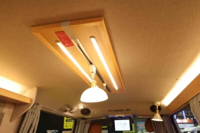トヨタ ハイエース：天井には100V対応のライティングレールを備えており、家で使っているお気に入りの照明などを取り付けることができる