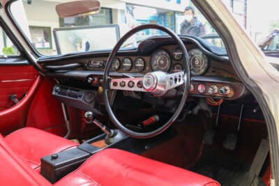 ボルボ P1800E：計器類や各種ボタンが丸型で統一されたメーターパネルまわり。ハンドルも劇中車に似せたものへ変更済みだ