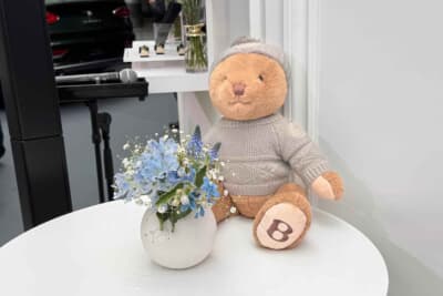 ベントレーといえばベントレーベア。ふわふわのクマのぬいぐるみが幸せを届けるアイコン