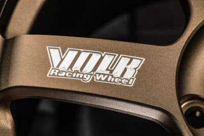 ボルクレーシングTE37サーガSプラスをベースとしたTE37の30周年記念モデル。最新の強度基準を備えつつ、当時のスポークデカールやカラーリングを採用するのが特徴。バルブも初代同様ブルーカラーだ。ステッカー仕様だけでなく、特別なロゴマシニング仕様も設定