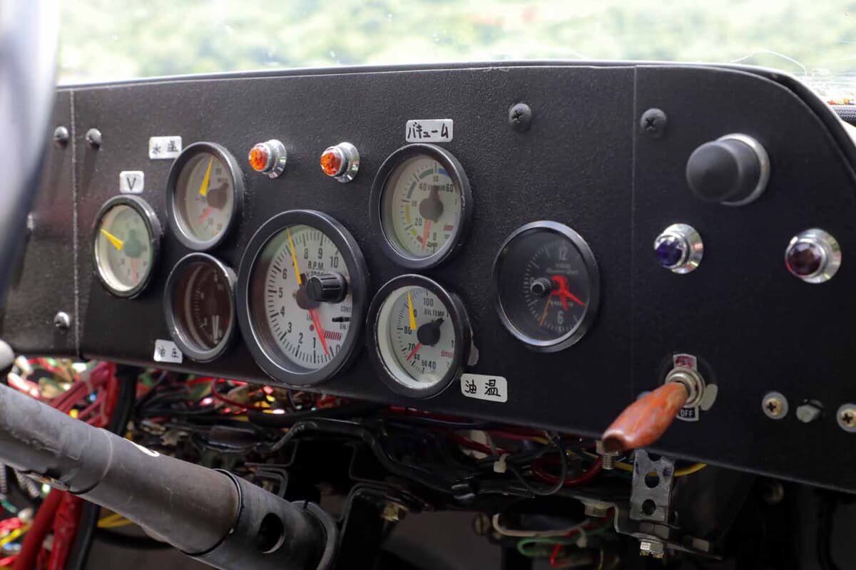 マツダ サバンナ RX-3：スイッチ類やメーターパネルの配置にも岩瀬さんのこだわりが随所に感じられる