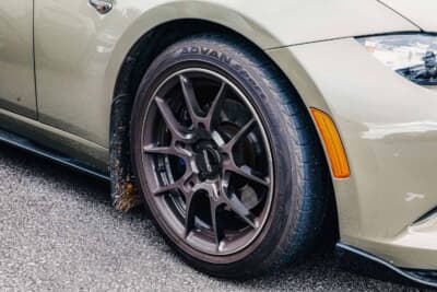 マツダ　ロードスター：ホイールはレイズのG025に交換。鍛造ホイールならではの軽さと精悍なフォルムが足元を引き締める