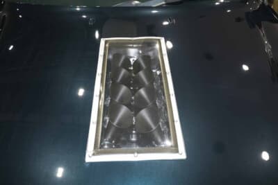 メルセデス・ベンツ 500E：クリア化されたボンネットの一部からはファンネルがのぞく