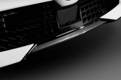 アルファロメオJUNIOR Ibrida Edizione Bianco：カーボン調デカール仕上げのフロントリップスポイラーを装着