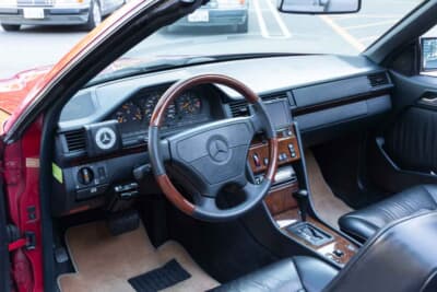 メルセデス・ベンツ E320カブリオレ：傷のあったパーツを惜しげもなく新品に交換したインテリア。新車の匂いが漂ってくるようだ