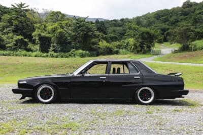 日産  HGC211スカイライン：足回りについては大幅リニューアルをかけていて、主にDR30用を加工して装着。フロントはストラット式カートリッチ式のオリジナル車高調を製作してセット。そこにDR30用キャリパーを含めたブレーキシステムを移植できる加工を加えている