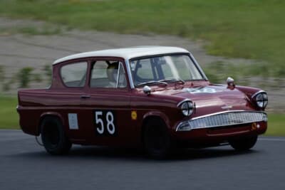 フォード アングリア：真夏4時間耐久レース快走フォード アングリア