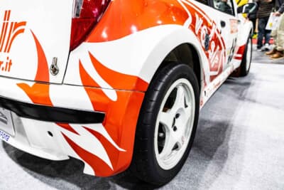 フィアット プント Gr.A KITCAR Team Grifone：大きく張り出したオーバーフェンダー。左右の車輪の幅（トレッド）を122mm拡大。迫力のワイドフォルムを誇る