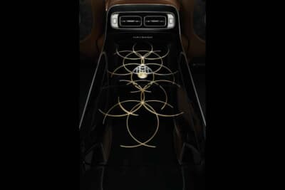 Mercedes-Maybach S 680 V12 Edition：ゴールドインレイと「12」を組み合わせたマイバッハエンブレムを配したリアコンソール