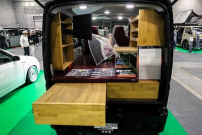 室内にはTSD SWAGシートカバーとベッドキットを搭載。壁には折りたたみ式テーブル付きの家具が設置され、フロア部にはドロワーも。配信仕様の構成だ