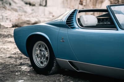 ランボルギーニ ミウラ ロードスター：エンジンが外から完全にむき出しとなるため、強烈な吸気音がキャビンに飛び込んでくる