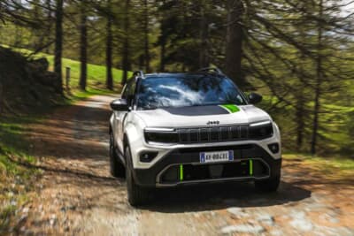 ジープ・アベンジャー 4xe：最新のハイブリッド技術で未知の加速体験を手にいれる