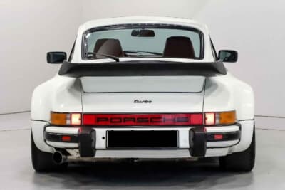 17万5000〜20万ユーロ（約3220万〜3680万円）で現在も販売中のポルシェ「911ターボ フラットノーズ」（C）Bonhams