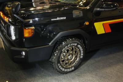 オーバーフェンダーも箱ばん屋オリジナル。スクエア形状で精悍な意匠が70感を盛り上げる。ボディは70純正ベージュでオールペン