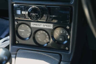 メーターはいすゞマニアならば絶対に付けたいオリエントスピード製3連メーターをセンターコンソールにセットする