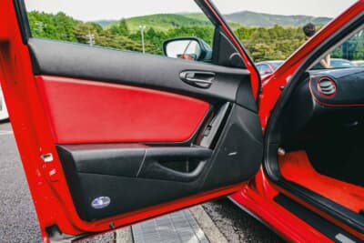 マツダ RX-8：インテリアはブラックからレッドに変更されている