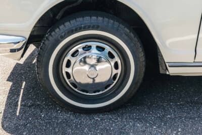 スズキ フロンテ：エンブレム入りのホイールキャップ。見た目の高級感にも抜かりがない