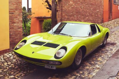 ランボルギーニ P400Sミウラ： タイヤは最新世代のピレリ製チントゥラートへ変更され、ブレーキも強化。圧倒的なパワーを受け止めるため、足まわりからブレーキまで徹底的に鍛え上げられた