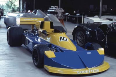 ロニー・ピーターソンらがドライブしたとされるF1マシン、マーチ 761。1970年代のF1を彩った鮮やかなカラーリングのマシンが、ドイツの歴史ある古城の片隅で静かに余生を過ごしている