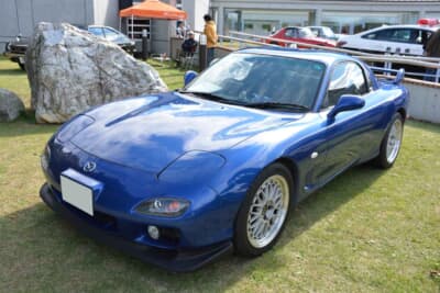 マツダ RX-7：極端に低く構えたフロントノーズ。ロータリーエンジンだからこそ実現できたこの低さは、クルマの重心を下げコーナリング性能を飛躍的に高めるという、ピュアスポーツ最大の武器となっている