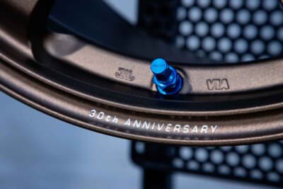 アニバーサリーモデルのリムフランジには「30th ANNIVERSARY」の文字が誇らしげに刻印される。さらにエアバルブも、初代モデルを彷彿とさせるブルーアルマイト仕様で用意されるというこだわりだ