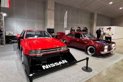 日産 スカイライン: 日産自動車大学校の学生たちが製作した渾身の2台。伝説のスーパーシルエットを現代に完全再現した。赤と黒の象徴的なカラーと過激なエアロパーツが、当時の熱狂を鮮やかに蘇らせる