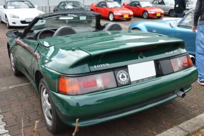 ロータス エラン：歴代のオープンモデルと同様に幌の密閉性が徹底的に追求されており、英国車の弱点だった雨漏りも克服した