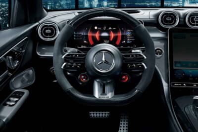 メルセデスAMG GLC43 4MATIC Edition Night Carbon：限定装備となるカーボンファイバー／MICROCUTのAMGパフォーマンスステアリングを採用