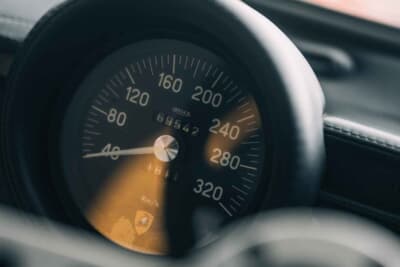 ランボルギーニ ミウラ SV：スピードメーターは320km/hまで刻まれている