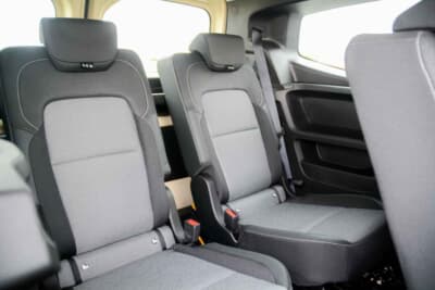 ルノー グランカングー クレール：3列目は全席独立スタイル。130mmのスライドや取り外しも可能で、1024とおりのシートアレンジを誇る