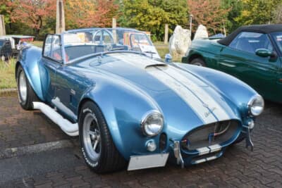 コブラ427：大きく張り出したリアフェンダーが迫力満点のアングル。大パワーを路面に伝える極太タイヤを収めている