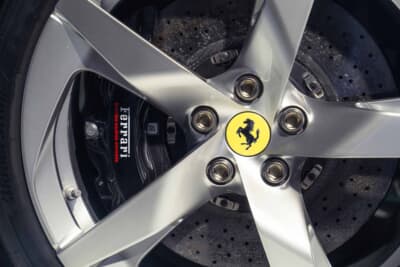 フェラーリ アマルフィ スパイダー：電子制御ブレーキシステム（ブレーキ・バイ・ワイヤ）と高度なABSシステム「ABS Evo」を組み合わせた新システムにより、200km/hからの制動距離は先代比10メートル短縮の119.5メートルを実現した