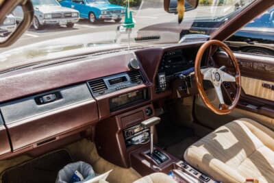 トヨタ ソアラ：2000VXにも採用されたデジタルメーター（デジパネ）。マイコン制御のオートエアコンとともに、当時の最先端エレクトロニクスを体現した装備だ