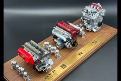 2019年にGT-R生誕50周年のタイミングで発売した3世代のエンジンセットは、3基のエンジンを凝縮した並びだった。しかし今回の「GT-R FOREVER」は、それぞれのエンジンが映えるように並列レイアウトへ変更している