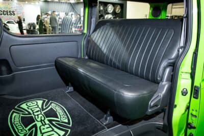 トヨタ ハイエース：フロント同様ヘッドレストレス仕様に。ベースが純正とは思えないほど、シンプルでプレーンなベンチシートが展開されている