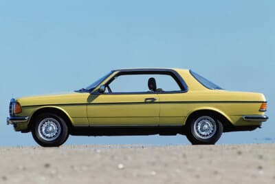 1977年3月にラインアップへ追加された、スポーティでエレガントな4人乗りの2ドアクーペ