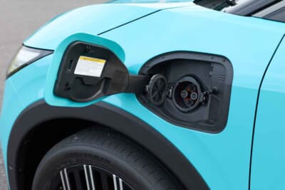 日産 新型リーフ：充電ポート部。90kW級の急速充電器なら、約45分で充電率10%から80%まで素早く回復させられる