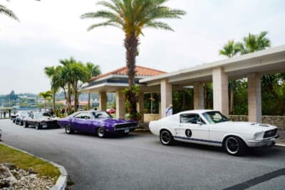 「ハイアットリージェンシー瀬良垣アイランド沖縄」にて仮スタートの順番を待つ、フォード マスタング ファストバックとダッジ チャージャーの力強い2台だ