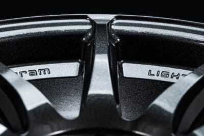 RAYS gram LIGHTS 57TR：57トランセンドをベースに開発された57TRのスポークデザインは、三角形の断面形状を採用したデルタセクションスポークを採用。応力分散にも優れ軽さと強さを両立