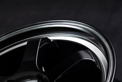 MID RACING R06：リムはポリッシュ加工を施し、センター部を除くスポーク部分はグロスブラックで塗装。そして全体にブラッククリアを吹き、他にはない立体感を楽しむことができる